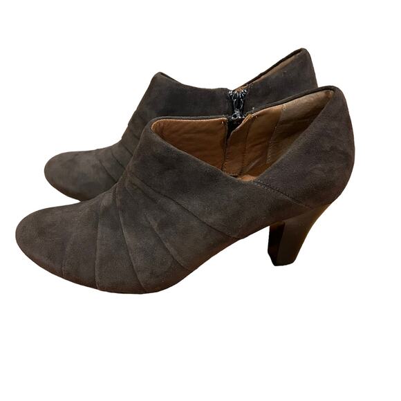 Clarks Artisan Society Gown Brown Suede Leather Booties Sz 9.5 - Picture 3 of 8